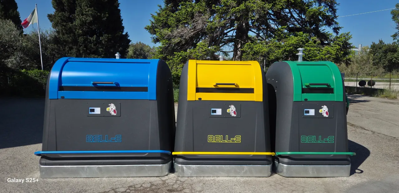 Contenitore bilaterale Vetroplast Bell-e in area di raccolta